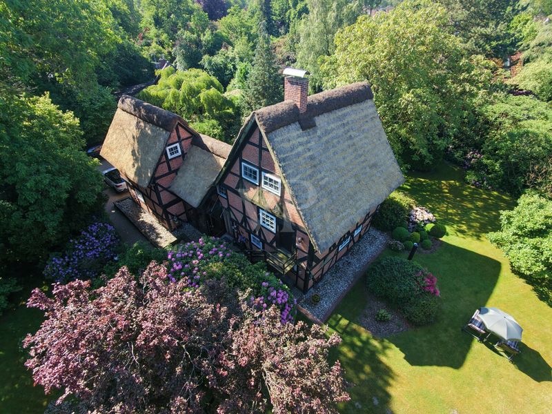 Reetgedecktes Fachwerkhaus mit Geschichte und Gästehaus